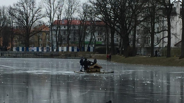 Калининградские подростки вышли на тонкий лёд на озере и сыграли в хоккей