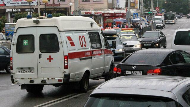 В Калининграде отправили на лечение мужчину, разбившего камнями машины 