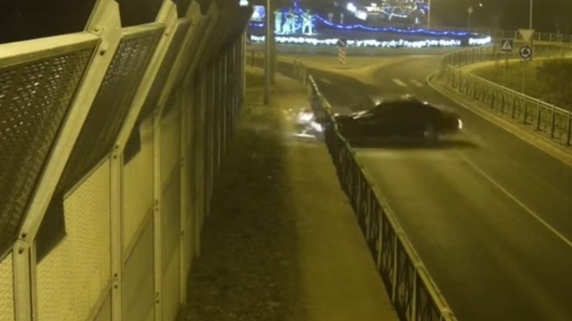 В Светлогорске Audi 100 врезался в дорожное ограждение (видео)