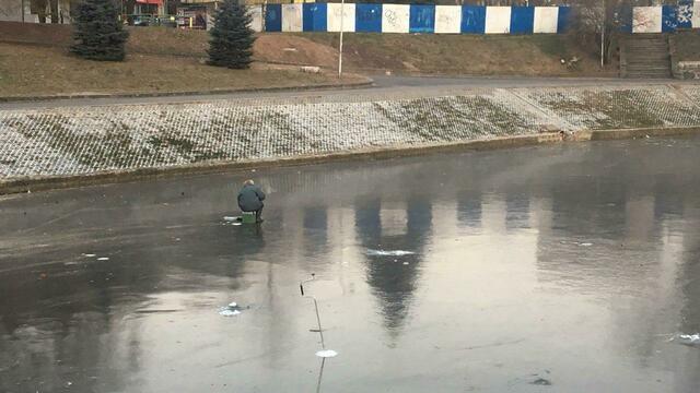 Рыбаки выходят на лёд Нижнего озера, несмотря на запрет МЧС