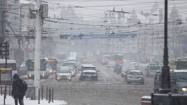 Сломавшаяся техника и уставшие дворники: как в Калининграде борются с внезапно выпавшим снегом