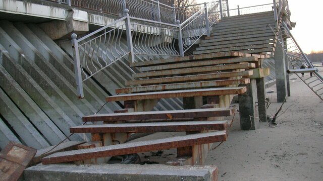 В Пионерском разрушается лестница на спуске к городскому пляжу