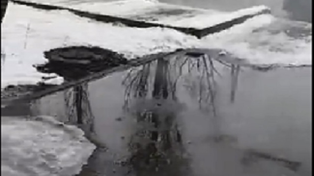 В Калининграде на улице Куйбышева двор многоэтажки неделю заливает горячей водой (видео)