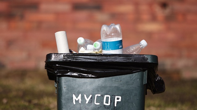 Роспотребнадзор разрешит коммунальщикам вывозить мусор из дворов в два раза реже