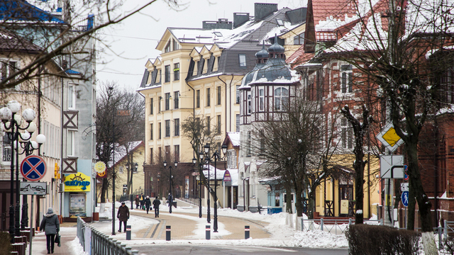 Пряничные домики в белой глазури: фото зимнего Зеленоградска