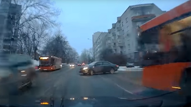 В интернете опубликовали видео столкновения двух автомобилей на Киевской
