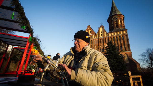 Грифоны и ледяная флотилия: в Музее Мирового океана покажут работы мастера-стеклодува