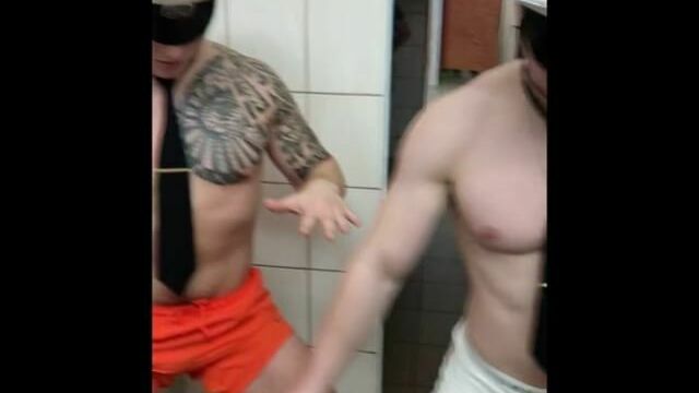 Калининградские студенты станцевали под Satisfaction в поддержку ульяновских курсантов