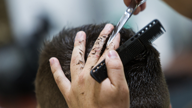 Правительство: большинство сотрудников сферы услуг работает нелегально