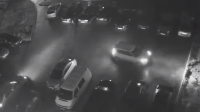 В Гурьевском районе мужчина разбил кулаком стекло чужого автомобиля, полиция ищет свидетелей