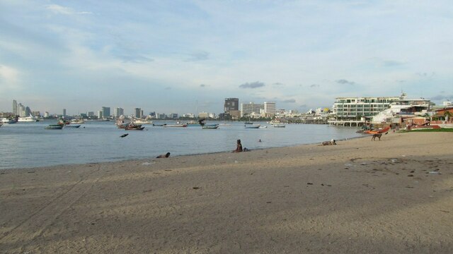 В Таиланде запретили курить на пляжах Пхукета и Паттайи