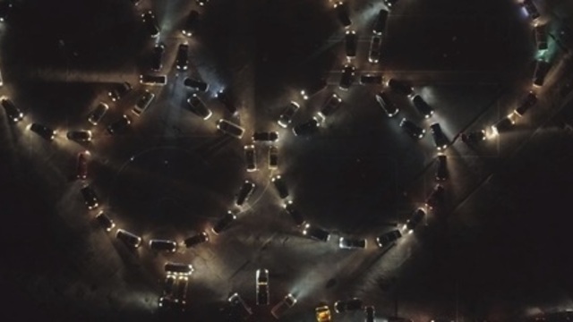 Калининградские водители показали видео, в котором они выстроили автомобили в форме олимпийских колец