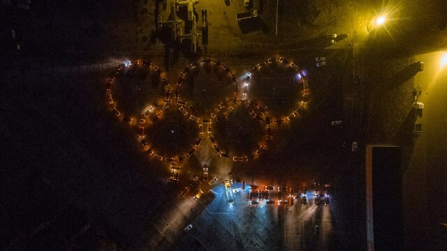 Калининградцы выстроили автомобили в форме олимпийских колец в поддержку спортсменов