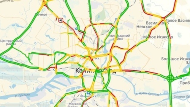 В Калининграде выпавший снег осложнил движение на дорогах