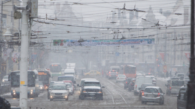 СМИ: россиянам разрешили опаздывать на работу из-за плохой погоды