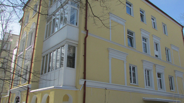 В Калининграде приступили к капремонту фасада дома на перекрёстке ул.Зарайской и Московского проспекта