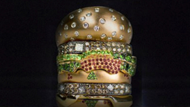 Гамбургер на помолвку: в McDonald's изготовили золотое кольцо с бриллиантами в виде бутерброда