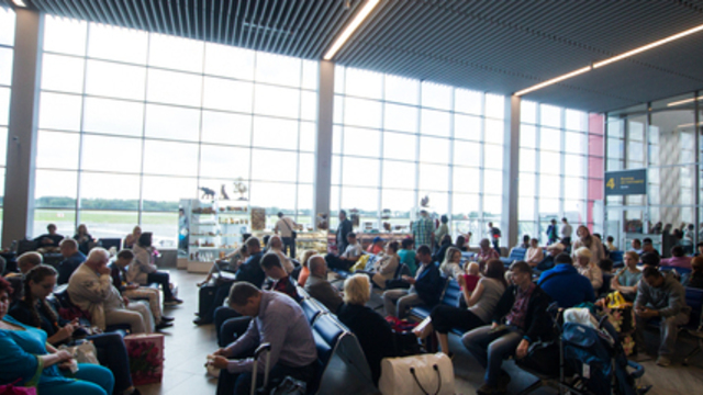 Из-за задержки рейсов в Храброво пассажирам не хватает мест в зале ожидания