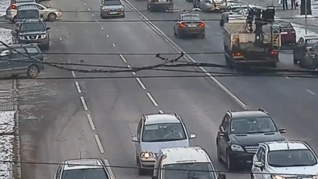 В Калининграде манипулятор протаранил несколько припаркованных автомобилей (видео)