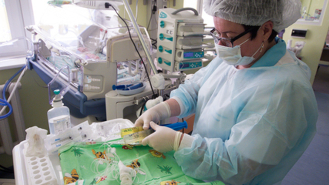 Минздрав попросили расширить список лиц, которым можно присутствовать при родах