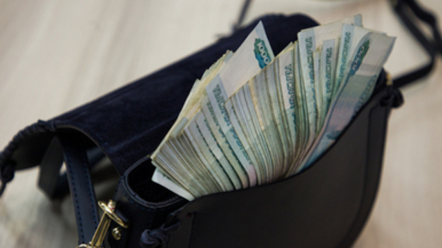 Сотруднику судоремонтного завода в Балтийске назначили штраф в 600 тыс. рублей из-за увеличения зарплаты за взятку