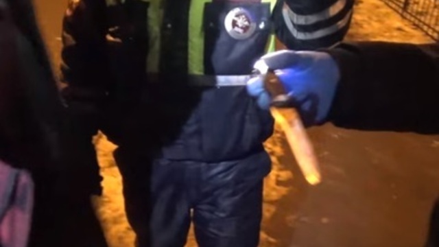 Появилось видео задержания мужчины, перерезавшего горло знакомому на улице на глазах у школьников