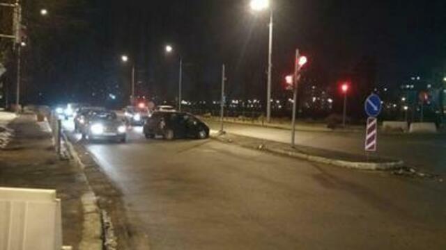 На ул. Багратиона в Калининграде водитель сбил светофор, протаранил другую машину и скрылся