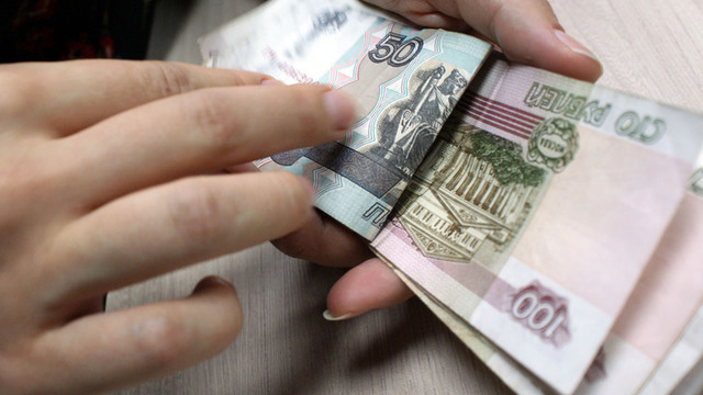 В детском приюте у несовершеннолетней девочки потребовали деньги за разбитое окно