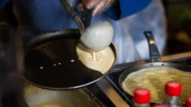 Для спортсменов, веганов и священников: необычные рецепты блинов на Масленицу