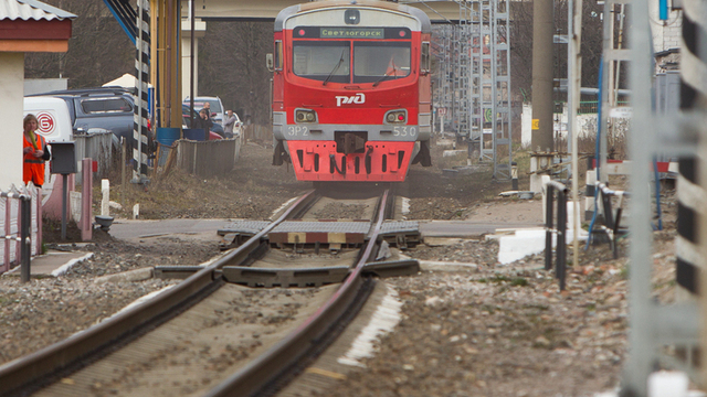 “Мальчик плакал так, что сорвал голос”: контролёр запер в туалете калининградской электрички двух школьников