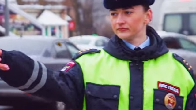 Каждому по звезде: в Калининграде сотрудницы ГИБДД останавливали автомобилистов и вручали подарки