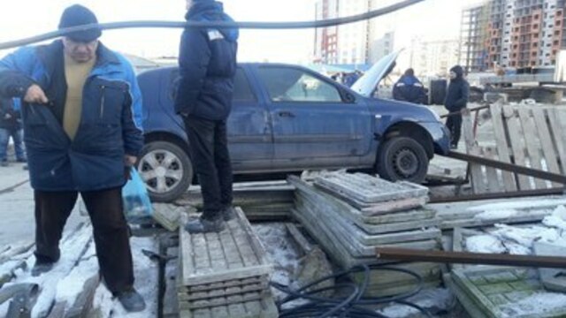 На ул. Елизаветинской в Калининграде Renault снёс ограждение и въехал на стройплощадку