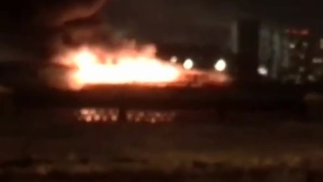 В Москве на Нагатинской набережной горит прогулочный теплоход (видео)