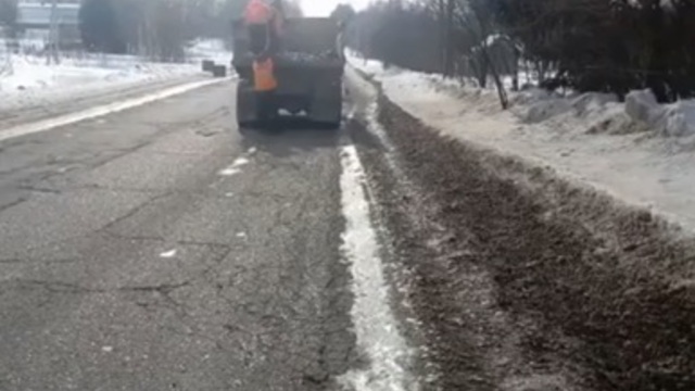 В Смоленской области ямы на дороге залатали снегом (видео)