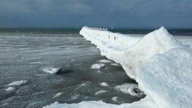 Застывшая вода и ледяные волнорезы: калининградцы сфотографировали побережье Балтийского моря в морозы