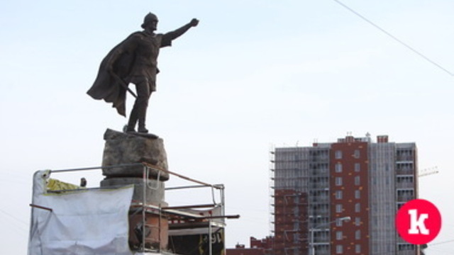 Без креста: на площади Василевского установили скульптуру Александра Невского (фото)