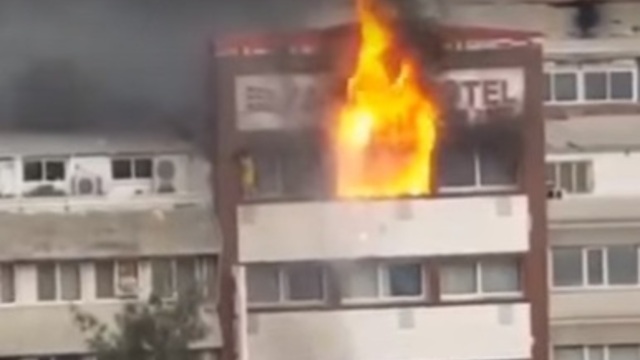 В Турции две женщины выжили после того, как спрыгнули с пятого этажа горящего отеля (видео)