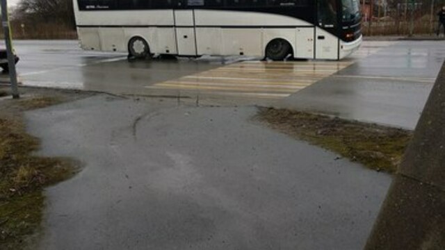 На багратионовской трассе у пассажирского автобуса на ходу отвалилось колесо (фото)