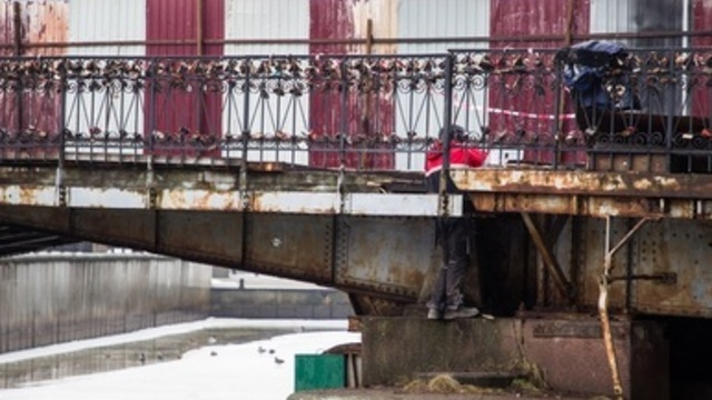 Калининградцам дали неделю, чтобы забрать свои замки любви с Медового моста