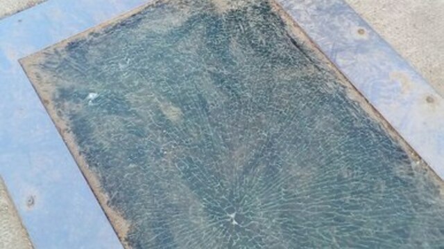 В Калининграде вандалы разбили смотровое окно на Деревянном мосту