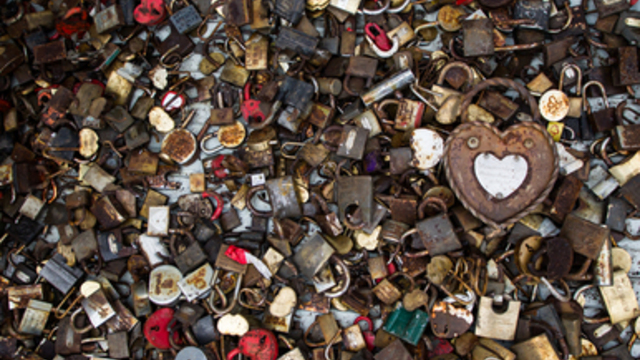 Третий раз замужем, восемь лет совместной жизни и золотая свадьба: пары забирают 