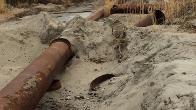 Фермерские земли по соседству с трубопроводом Янтарного комбината заливает смесью воды, глины и песка