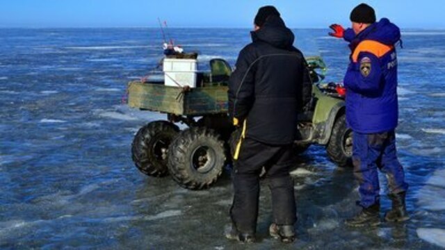 Калининградские спасатели: рыбаки не обращают внимания на трещины и промоины во льду залива