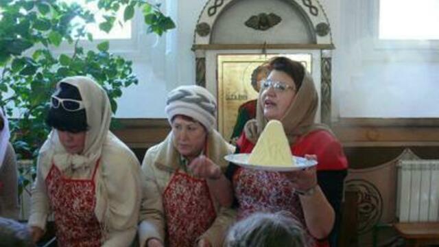 Накормить 200 человек: в Янтарном матушка за свой счёт делает творожные пасхи для прихожан