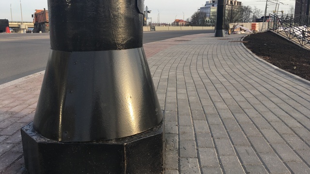 С опор Высокого моста в Калининграде убрали пластиковые цветочные горшки