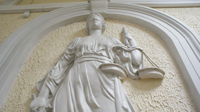 В Госдуме запретили обвиняемым по уголовным делам выходить из дома по ночам