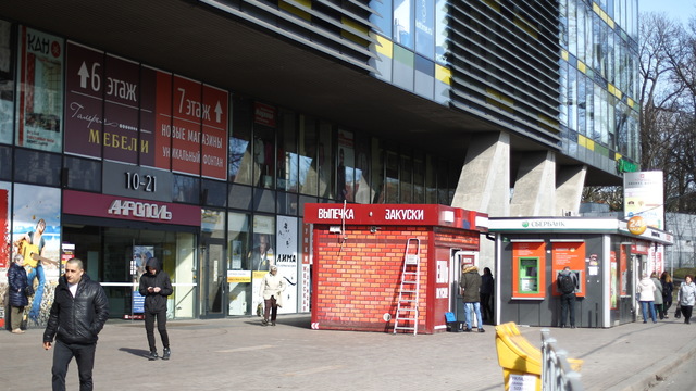 Ночью перед входом в ТЦ 