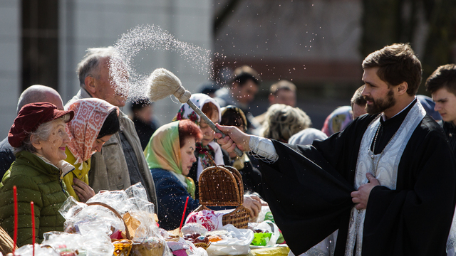 Куличи и яйца: жители Калининграда освятили главные атрибуты Пасхи (фоторепортаж)