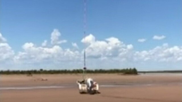 В Австралии рыбак два дня просидел в лодке, окружённой крокодилами (видео)