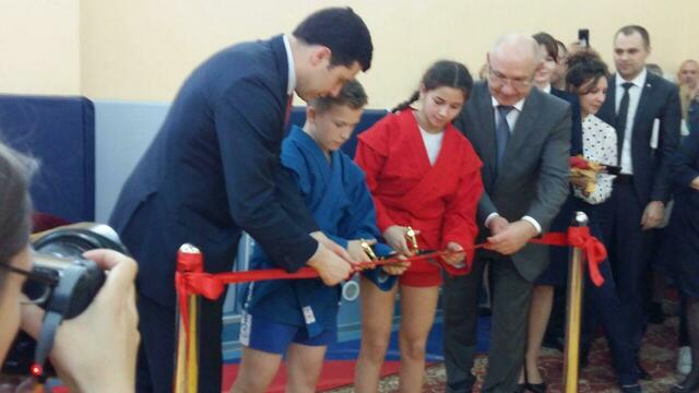 Алиханов отдал свои отпускные на татами для спортшколы в Черняховске